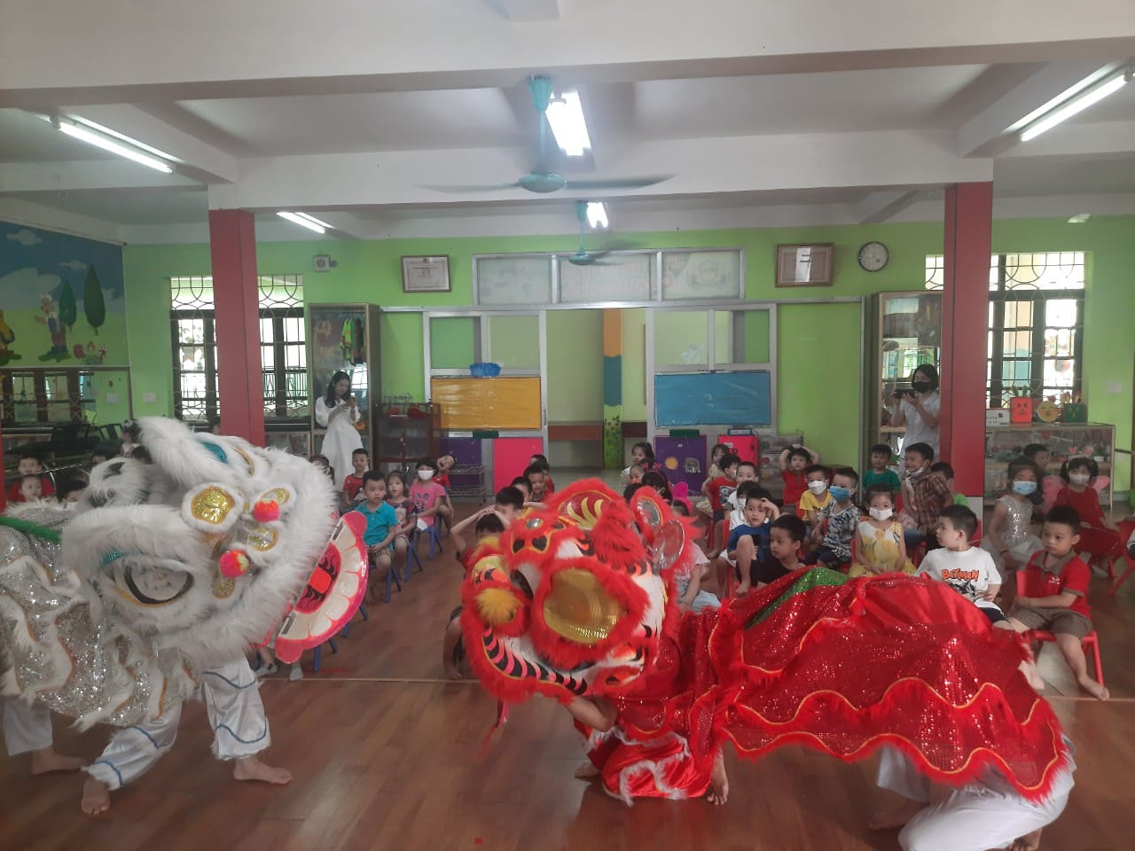 Năm nay Tết Trung thu của các em trường Mầm Non Cát Bi, quận Hải An, TP. Hải Phòng không được tổ chức ngoài trời, nhưng các tiết mục văn nghệ vẫn được nhà trường chú trọng, tạo không khí vui, phấn khởi cho các em nhỏ.