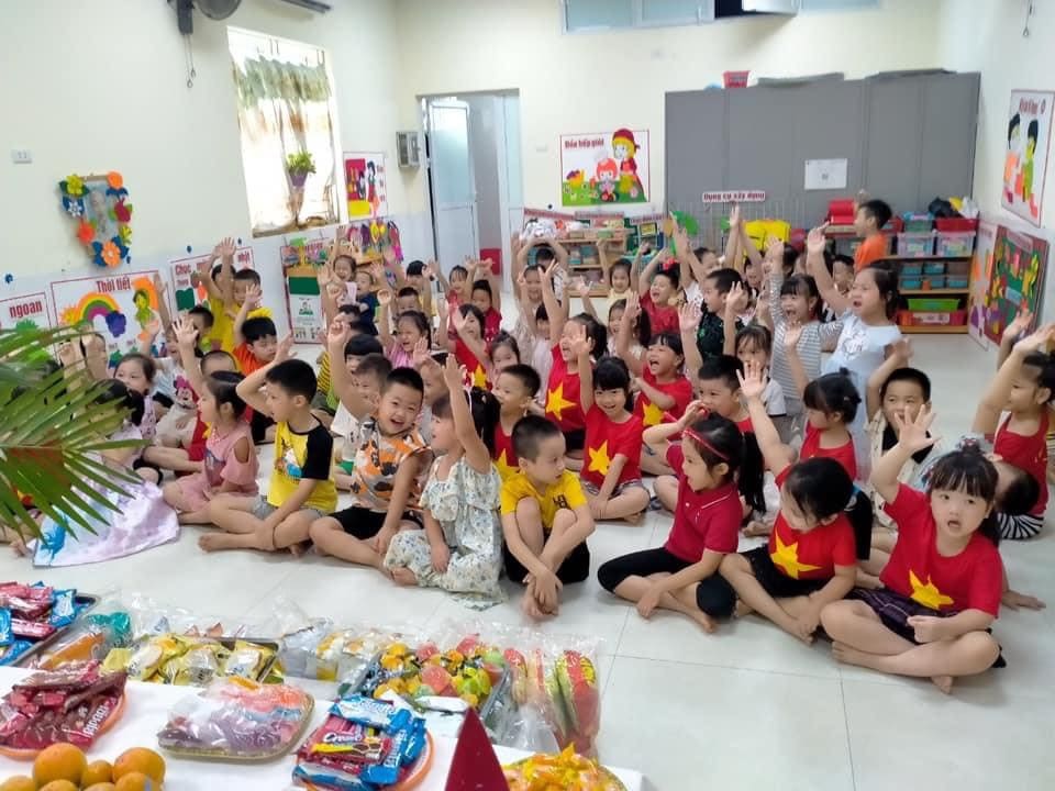 Ccas em nhỏ trường Mầm non Vĩnh Niệm, quận Lê Chân được tổ chức Trung thu ngay trong lớp học, các em được tham gia trờ chơi, câu đố.