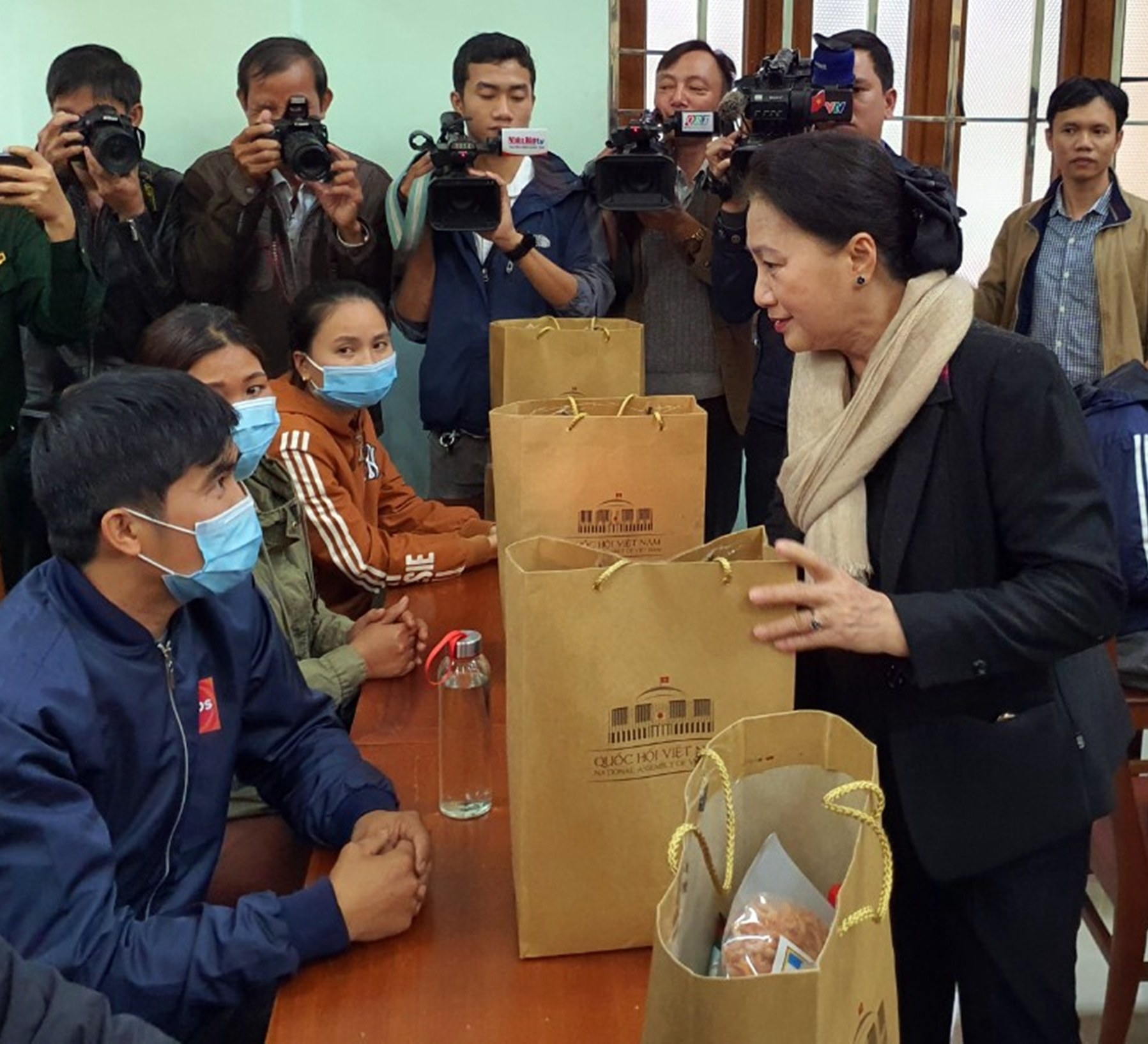 Chủ tịch Quốc hội Nguyễn Thị Kim Ngân tặng quà cho người dân vùng lũ quét, sạt lở đất huyện Phước Sơn.