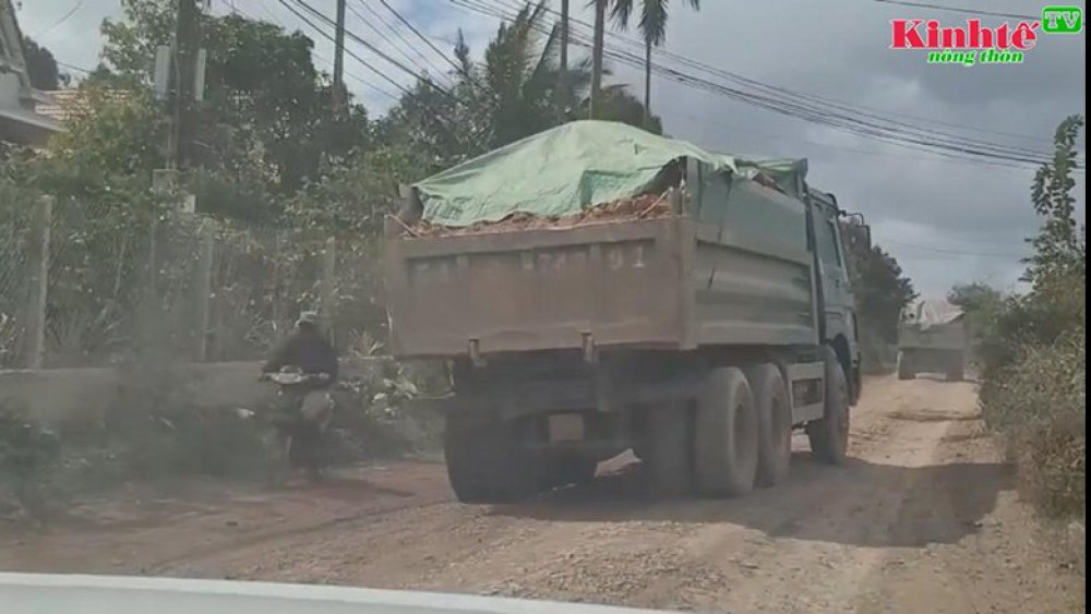 Đắk Lắk: Từng đoàn xe quá khổ, quá tải cày nát đường giao thông nông thôn