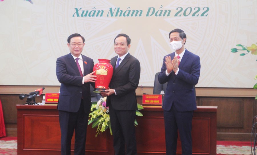 Chủ tịch Quốc hội Vương Đình Huệ tặng quà cho thành phố Hải Phòng