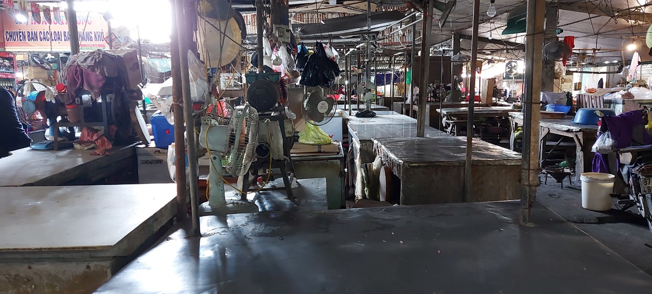  Nhiều quầy hàng thịt bò, thịt lợn tại chợ ở Nghệ An đóng cửa, tiểu thương nghỉ chợ do quá ế ẩm