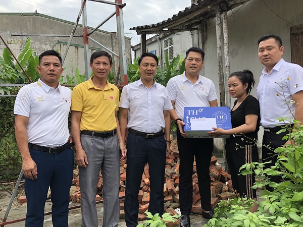 CLB Tennis Báo chí Nghệ An trao quà cho 10 gia đình khó khăn trên địa bàn phường Vinh Tân, Cửa Nam và Trung Đô (TP Vinh)