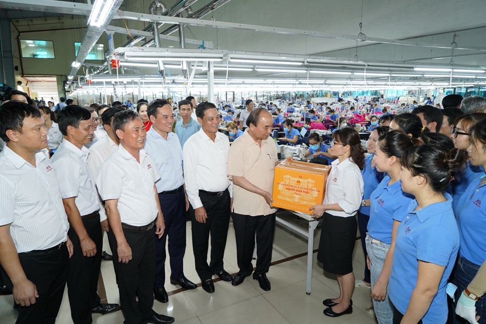 Chủ tịch nước Nguyễn Xuân Phúc thăm, tặng quà người lao động đang làm việc tại Công ty TNHH Thương mại Sao Mai.