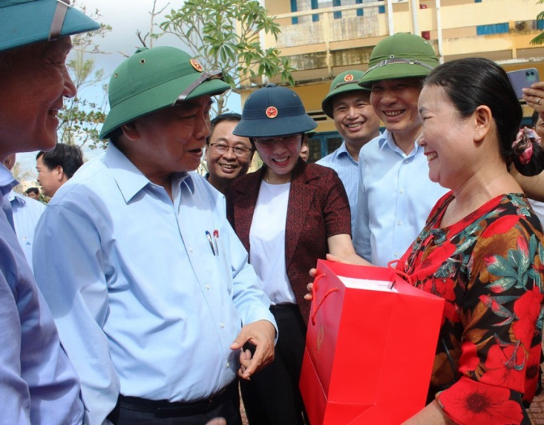 Thủ tướng Nguyễn Xuân Phúc thăm trường THCS thị trấn Châu Ổ, huyện Bình Sơn, tỉnh Quảng Ngãi.