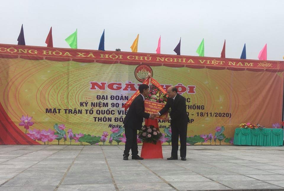 Ông Phạm Thanh Giang tặng hoa và quà cho trưởng ban CTMT thôn Đồng Phú, xã Đồng Lập, huyện Hưng Hà, Thái Bình.