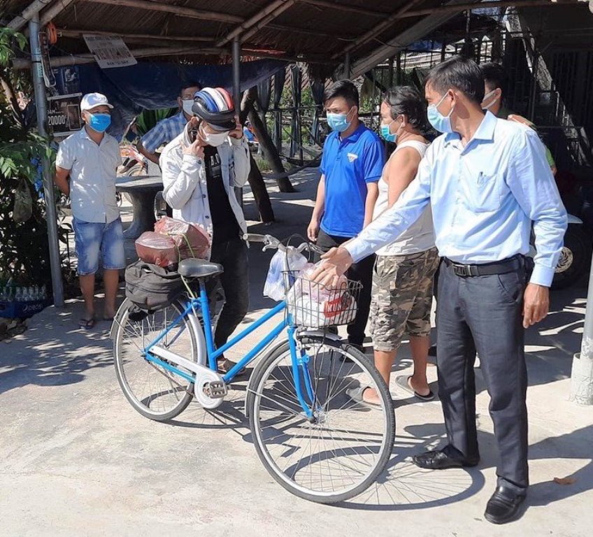 Anh Nguyễn Văn Thuận (bên trái) được tặng chiếc xe đạp để về quê (ảnh CTV)