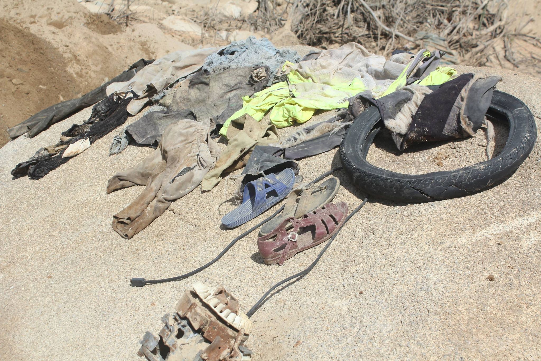 Nhiều vật dụng của công nhân đã được tìm thấy trong ngày thứ 2 của đợt tìm kiếm lần thứ 5.