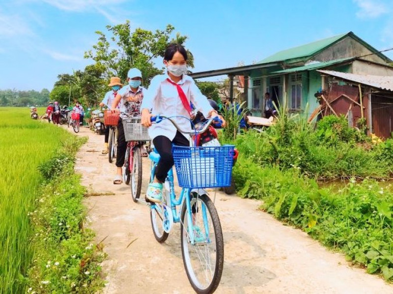  TT- Huế trao học bổng và xe đạp cho học sinh nghèo vùng cao