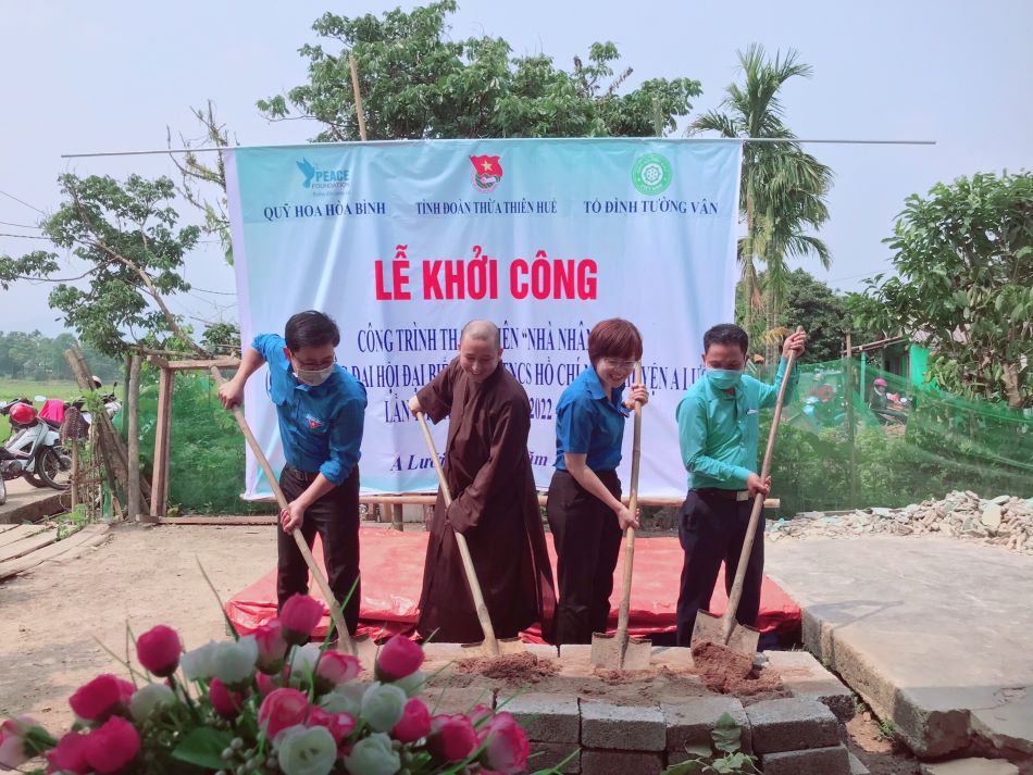 Ban Thường vụ Tỉnh Đoàn Thừa Thiên- Huế cùng các nhà hảo tâm khởi công công trình nhà nhân ái cho Thanh niên Lê Văn Trường ở xã Hồng Thượng.