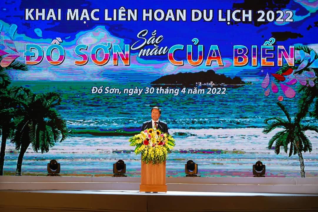 Ông Trần Khắc Kiên Phó Bí thư Quận Ủy, Chủ tịch UBND Quận Đồ Sơn phát biểu khai mạc liên hoan du lịch 2022 “Đồ Sơn – Sắc màu của biển”