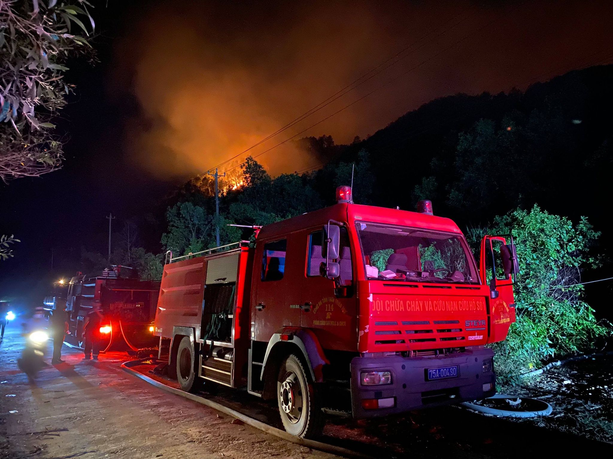 Gần 1.000 người và phương tiện đã được huy động tham gia chữa cháy rừng tại thị xã Hương Thủy.