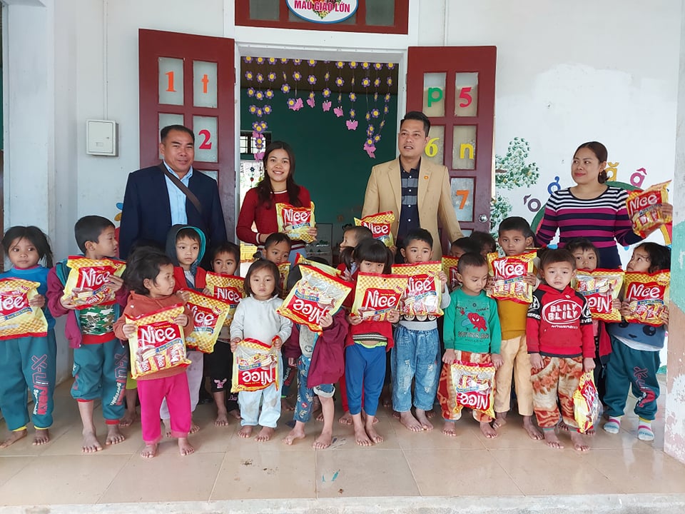 Đoàn đã đến tặng quà cho các em nhỏ tại trường tiểu học, trường mầm non xã Lượng Minh tại điểm trường Xốp Cháo