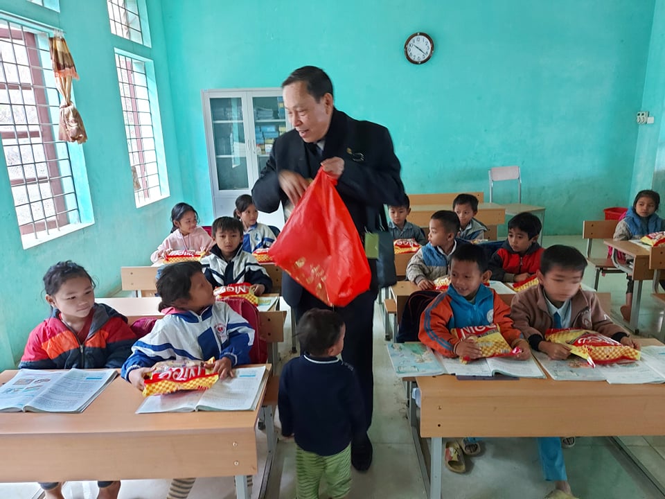 Ông Nguyễn Anh Tuấn - Tổng Biên tập Tạp chí Kinh tế Nông thôn trao quà Tết cho các em học sinh tiểu học tại điểm trường Xốp Cháo