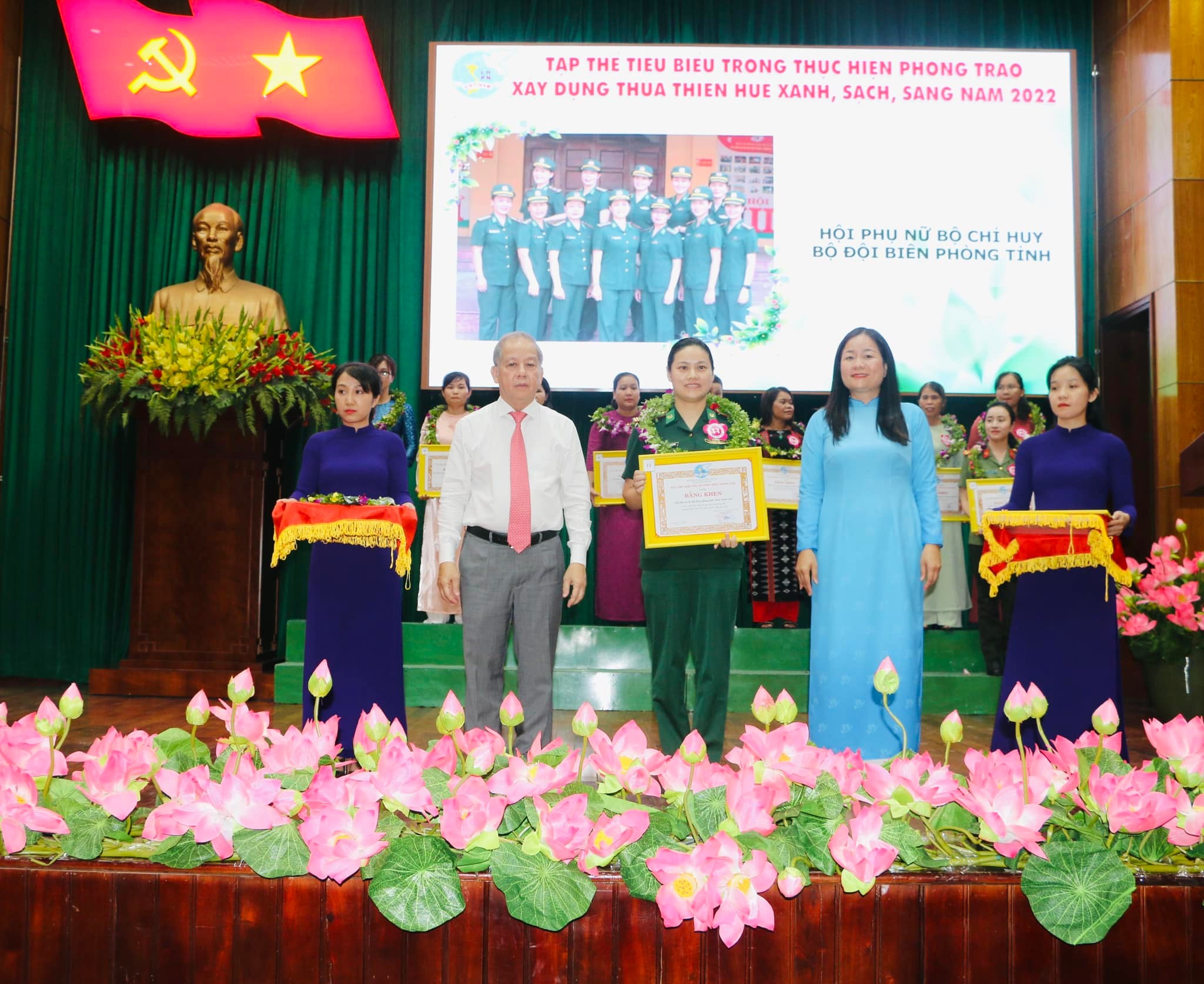 Lãnh đạo tỉnh Thừa Thiên- Huế tặng bằng khen cho các cá nhân, tập thể.
