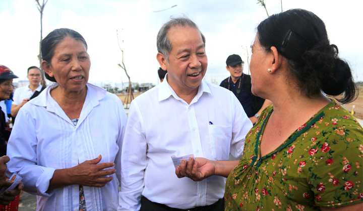 Ông Phan Ngọc Thọ (khi còn là Chủ tịch UBND tỉnh Thừa Thiên - Huế) nói chuyện với các hộ dân sẽ di dời khỏi nơi cư trú tạm bợ trên kinh thành Huế.