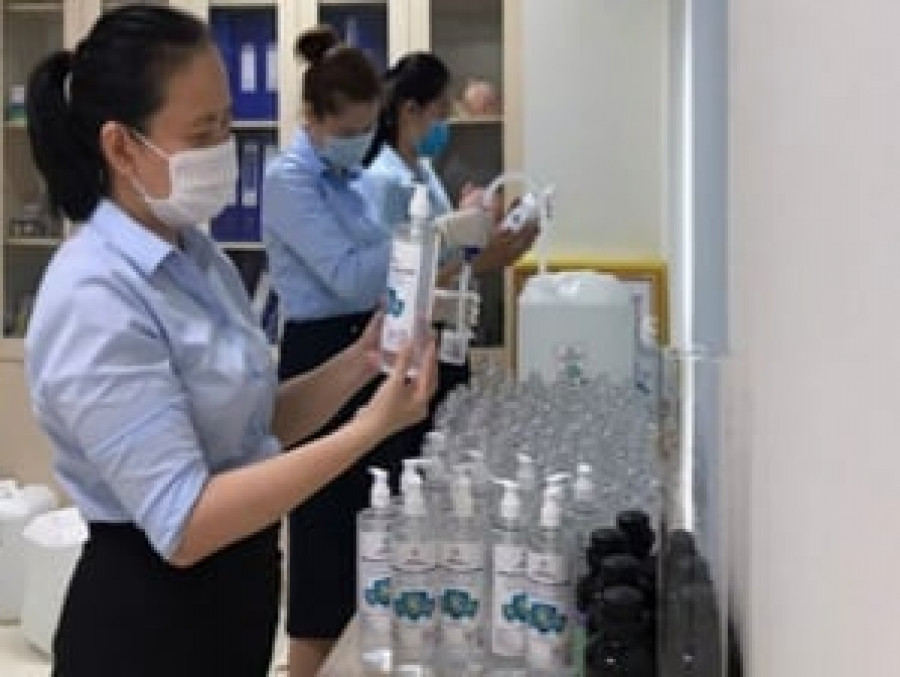 Nữ CBCNV Công ty PC Thừa Thiên - Huế tham gia các hoạt động liên quan đến công tác phòng, chống dịch bệnh Covid-19.