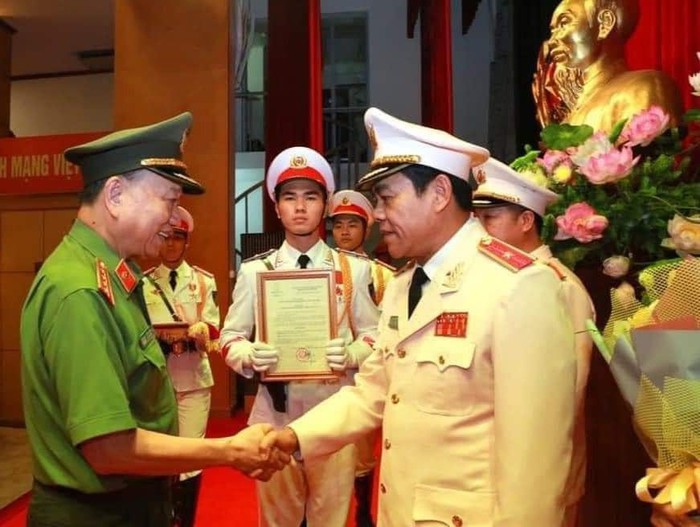 Bộ trưởng Bộ Công an Tô Lâm trao quân hàm Thiếu tướng cho Giám đốc Công an tỉnh Nghệ An Võ Trọng Hải.