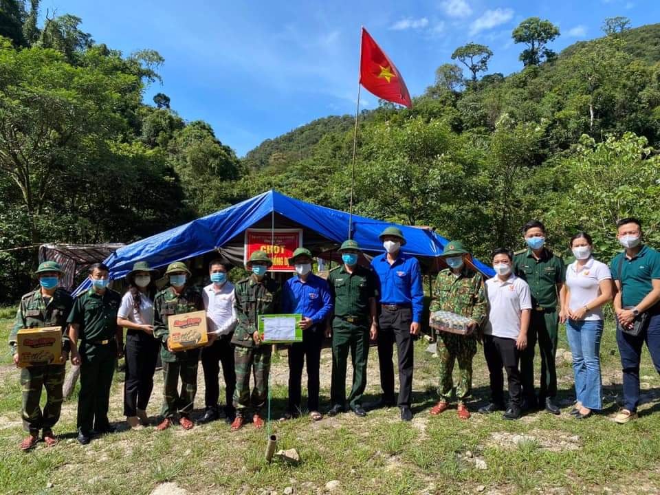 Anh Trần Quốc Huy (thứ 4 bên phải qua) cùng Hội doanh nhân trẻ Hà Tĩnh tham gia hỗ trợ nhu yếu phẩm chống dịch Covid - 19. 