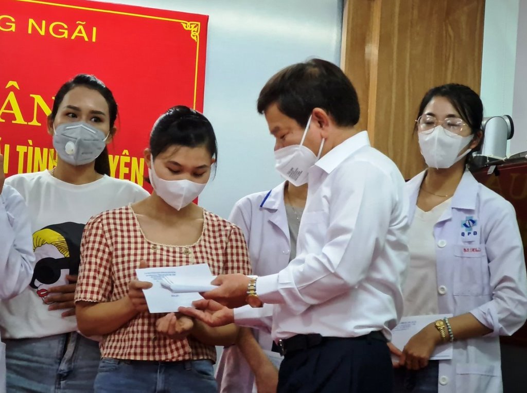 Chủ tịch UBND tỉnh Quảng Ngãi Đặng Văn Minh tặng quà đoàn y, bác sĩ vào TP HCM chống dịch.