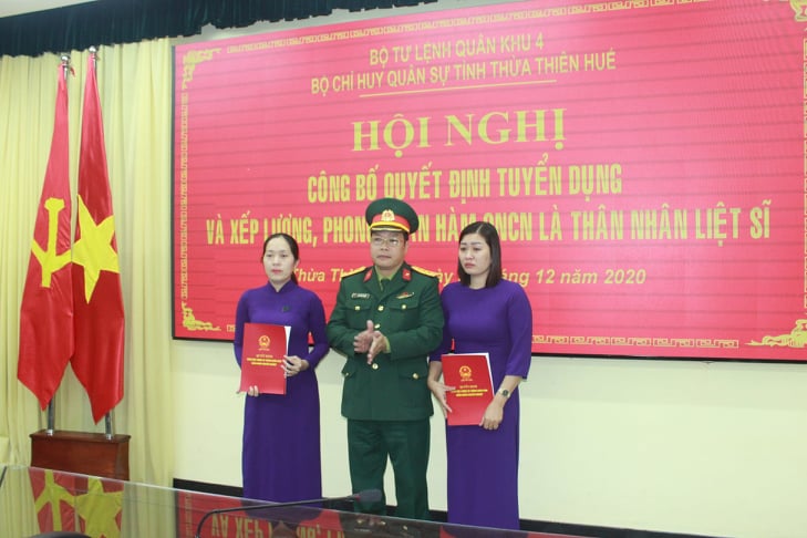 Thượng tá Ngô Nam Cường, UVTV Tỉnh ủy, Chỉ huy trưởng Bộ CHQS tỉnh Thừa Thiên - Huế trao quyết định cho 2 quân nhân.