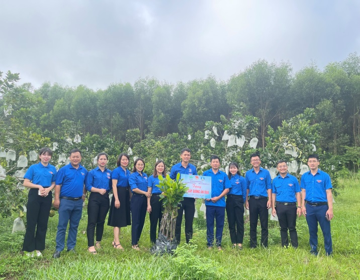 Tham quan học tập thực tế tại 2 mô hình trang trại có hiệu quả kinh tế cao của hai đoàn viên thanh niên phát triển kinh tế giỏi tại xã Nghĩa Bình, huyện Tân Kỳ