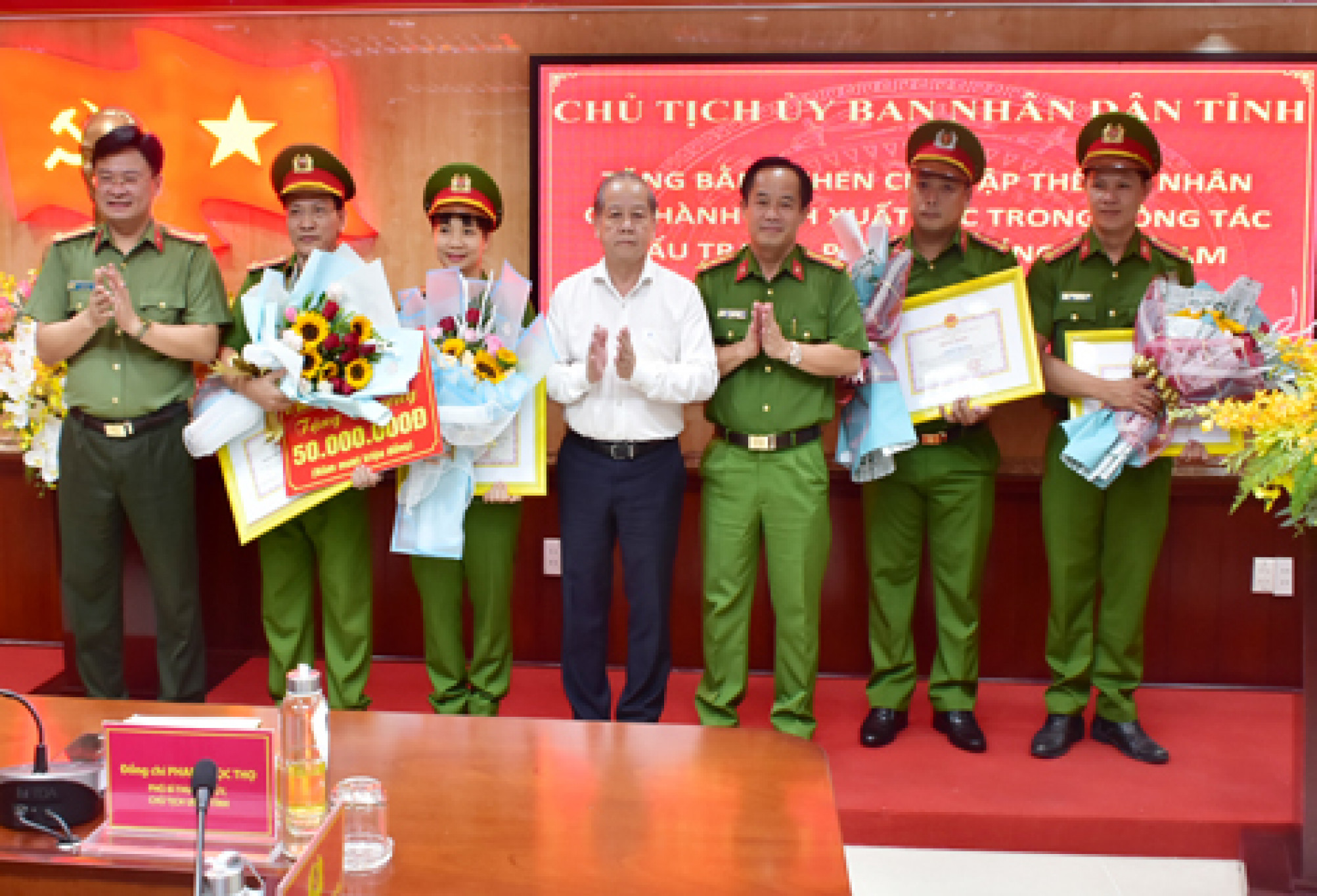 Chủ tịch UBND tỉnh Thừa Thiên - Huế khen thưởng cán bộ chiến sỹ Công an phá thành công chuyên án 119D.