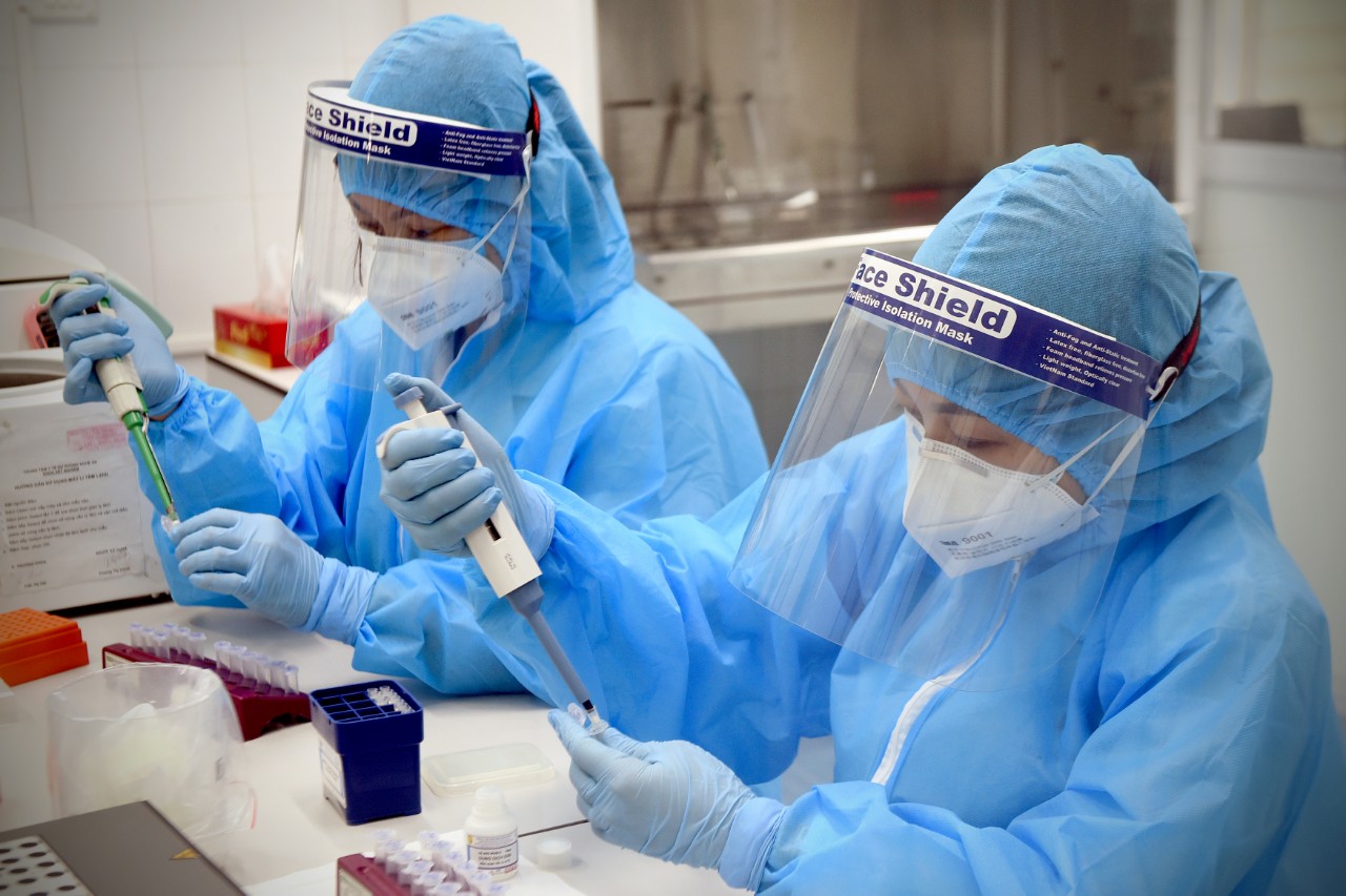 Cán bộ CDC NGhệ An thực hiện xét nghiệm SARS-CoV-2