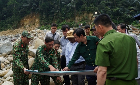 Trước đó, Phó Chủ tịch UBND tỉnh Thừa Thiên - Huế đã cùng lực lượng chức năng tiến hành khảo sát thực tế tại hiện trường vụ sạt lở ở sông Rào Trăng.