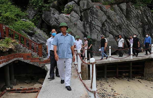 Chủ tịch UBND TP. Hải Phòng Nguyễn Văn Tùng trực tiếp kiểm tra các công trình vi phạm tại Vườn Quốc gia Cát Bà.