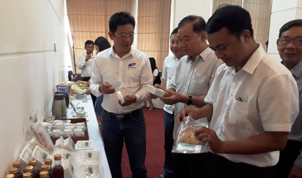 Các các đại biểu tham quan sản phẩm từ mực xà 