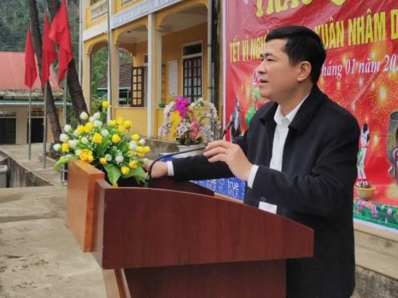 Ngành GD-ĐT mang Tết cho giáo viên, học sinh vùng khó khăn miền Tây Nghệ An