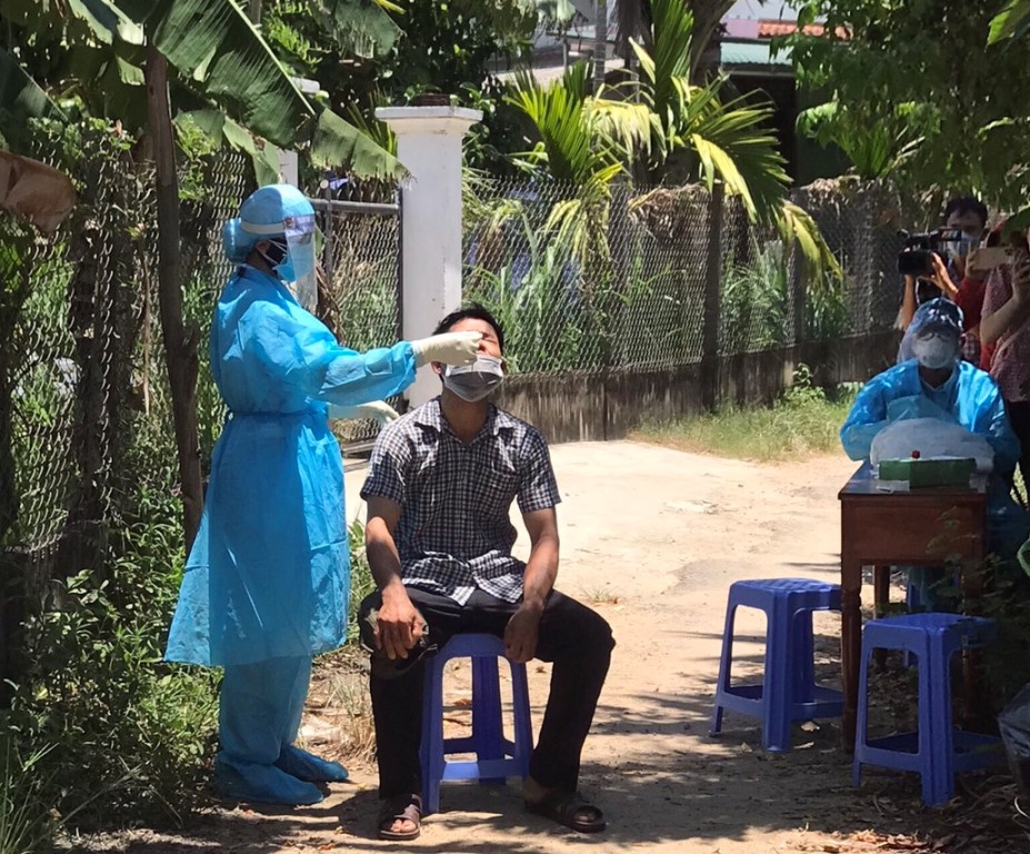 Lấy mẫu xét nghiệm SARS-CoV-2 cho cộng đồng có liên quan đến F0 tại huyện Bình Sơn