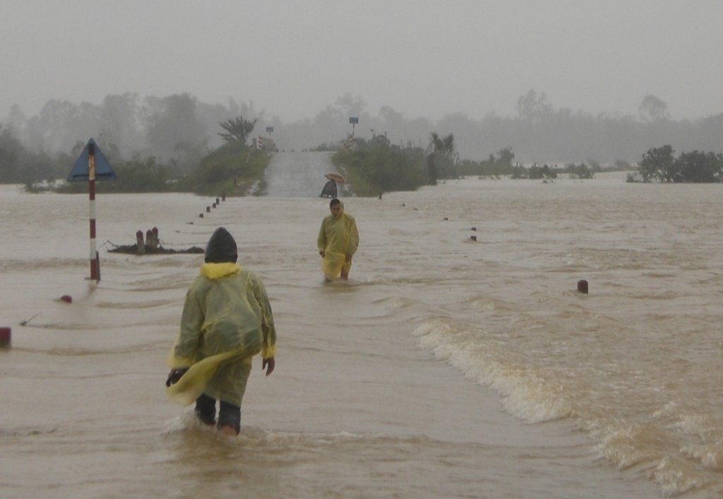 Mưa lớn, nhiều đoạn trên Tỉnh lộ 622 thuộc địa bàn xã Bình Chương, huyện Bình Sơn (Quảng Ngãi) ngập sâu