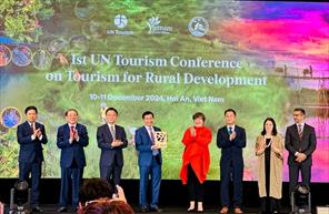 UN Tourism trao chứng nhận “Làng du lịch tốt nhất năm 2024” cho Làng rau Trà Quế