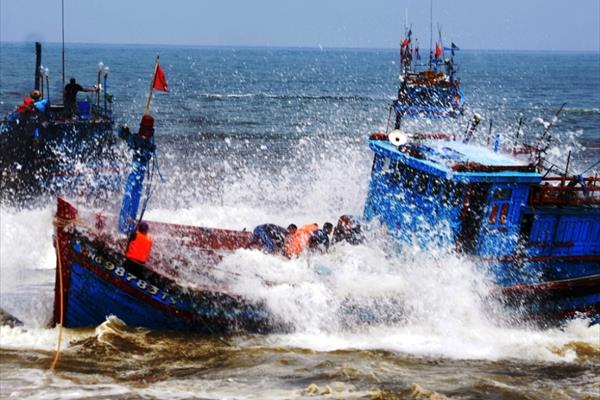 Tàu cá của ngư dân Quảng Ngãi gặp nạn trên biển làm 1 người mất tích và 3 người bị thương