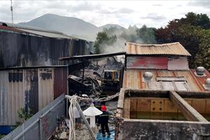 Cháy hơn 5 giờ, 1.000 m2 nhà xưởng bị thiêu rụi