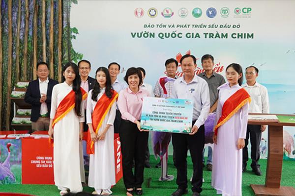 Bài cuối: “Mối duyên” hợp tác đưa Sếu đầu đỏ bảo tồn tại Việt Nam