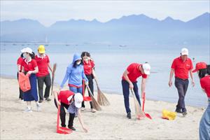 Gần 1.000 CBNV SeABank ra quân làm sạch bờ biển tại 11 tỉnh thành