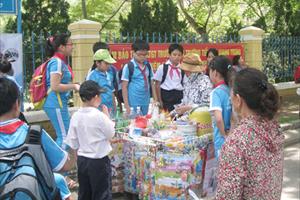 Hà Nội: Tăng cường kiểm soát an toàn thực phẩm trong và xung quanh cổng trường học