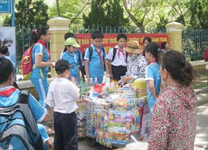 Hà Nội: Tăng cường kiểm soát an toàn thực phẩm trong và xung quanh cổng trường học