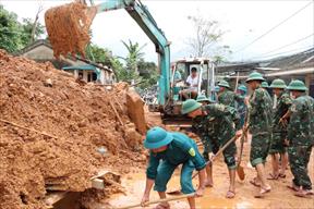 Lực lượng vũ trang Thừa Thiên- Huế giúp dân khắc phục hậu quả mưa lũ