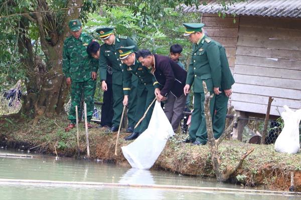 Bộ đội Biên phòng Quảng Trị trao tặng heo giống và cá giống cho người dân vùng cao