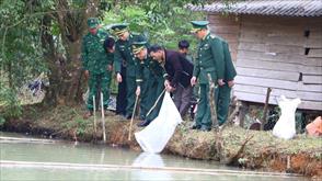 Bộ đội Biên phòng Quảng Trị trao tặng heo giống và cá giống cho người dân vùng cao