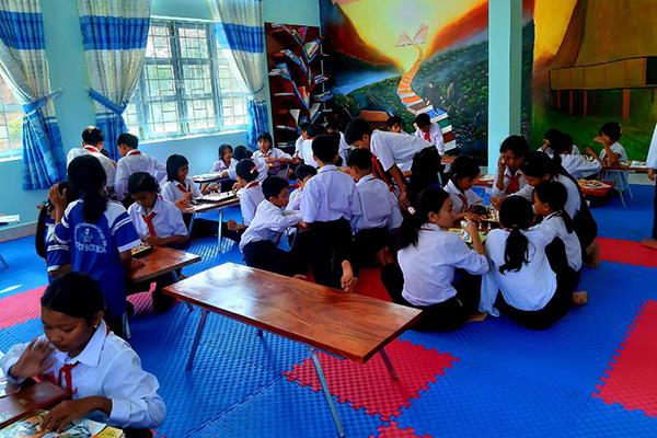 CLB Thiện nguyện Ấm tình yêu thương tài trợ kinh phí nâng cấp thư viện cho 2 trường miền núi ở Phú Yên