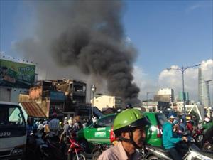 Cháy ở trung tâm TP. Hồ Chí Minh, hàng trăm người tháo chạy