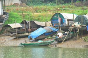 Dân chài Đặng Sơn lên bờ vẫn thấp thỏm