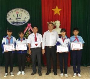 Agribank Phú Thiện- Gia Lai trao tặng 60 suất học bổng cho học sinh giỏi vượt khó