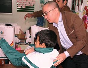 Tân Hiệp Phát cùng VTV tặng 1.600 áo ấm cho trẻ em Quảng Bình