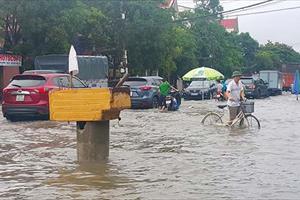 Đường phố Hà Tĩnh - Nghệ An thành sông sau đêm mưa lớn